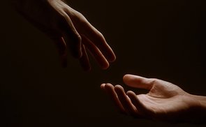 Hände, die Brücken bauen